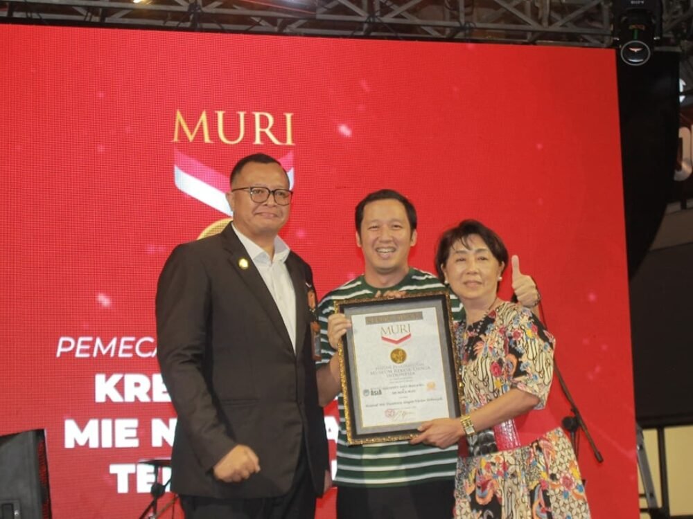 Institut Asia Malang Pecahkan Rekor Dunia untuk Kreasi Mi Nusantara Terbanyak