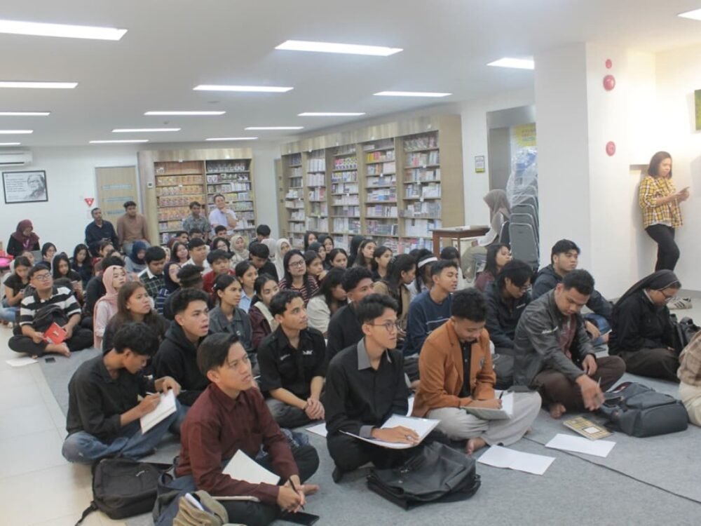 Komunitas Literasi Kritis Dorong Budaya Bernalar Lewat Dialog Buku di Gramedia Kayutangan