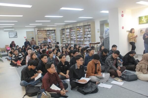 Komunitas Literasi Kritis Dorong Budaya Bernalar Lewat Dialog Buku di Gramedia Kayutangan