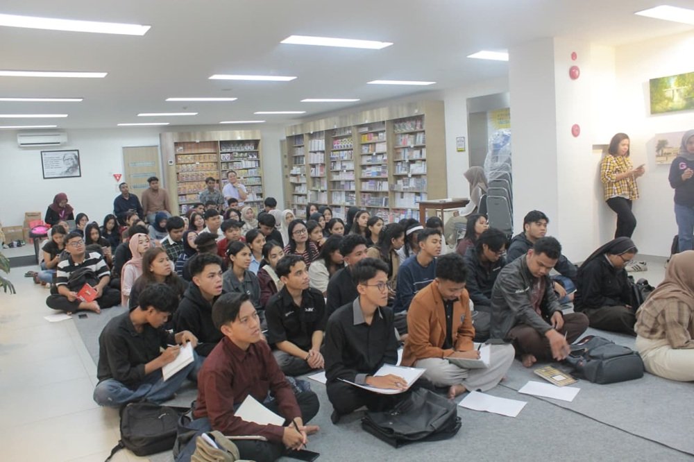 Komunitas Literasi Kritis Dorong Budaya Bernalar Lewat Dialog Buku di Gramedia Kayutangan