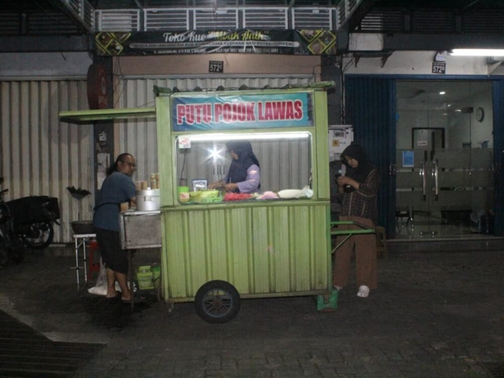Putu Pojok Lawas, Jajanan Tradisional yang Bertahan dari Generasi ke Generasi di Kota Malang