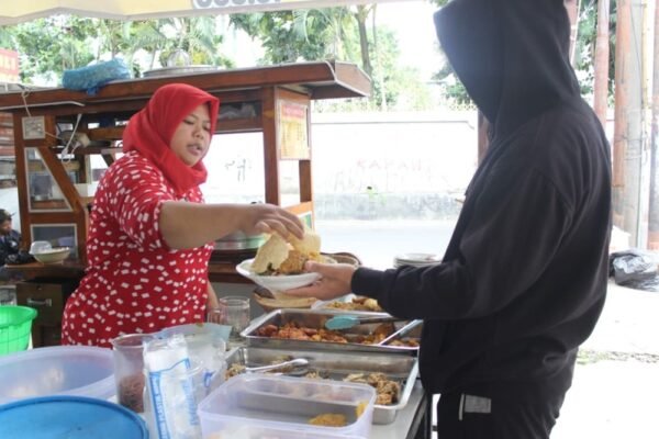 Warung Dhancuk Hadirkan Kuliner Murah Meriah di Sekitar UIN Malang, Buka 26 Jam