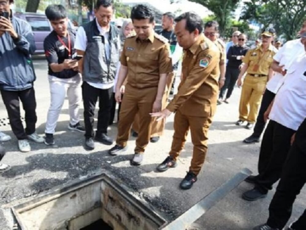 Wagub Jatim Drainase Suhat Wagub Jatim Emil Dardak dan Wawali Kota Malang Ali Muthohirin saat kunjungi proyek drainase Suhat pada Selasa (13/1/2026) (malangkota.go.id)
