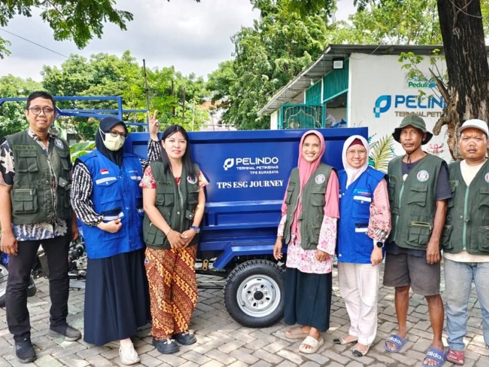 021-Menyerahkan bantuan kendaraan operasional sampah TPS ESG Journey: Serahkan Kendaraan Operasional ke Bank Sampah Gotong Royong, Wujud Kolaborasi Lingkungan