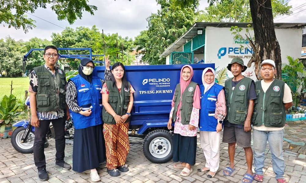 021-Menyerahkan bantuan kendaraan operasional sampah TPS ESG Journey: Serahkan Kendaraan Operasional ke Bank Sampah Gotong Royong, Wujud Kolaborasi Lingkungan