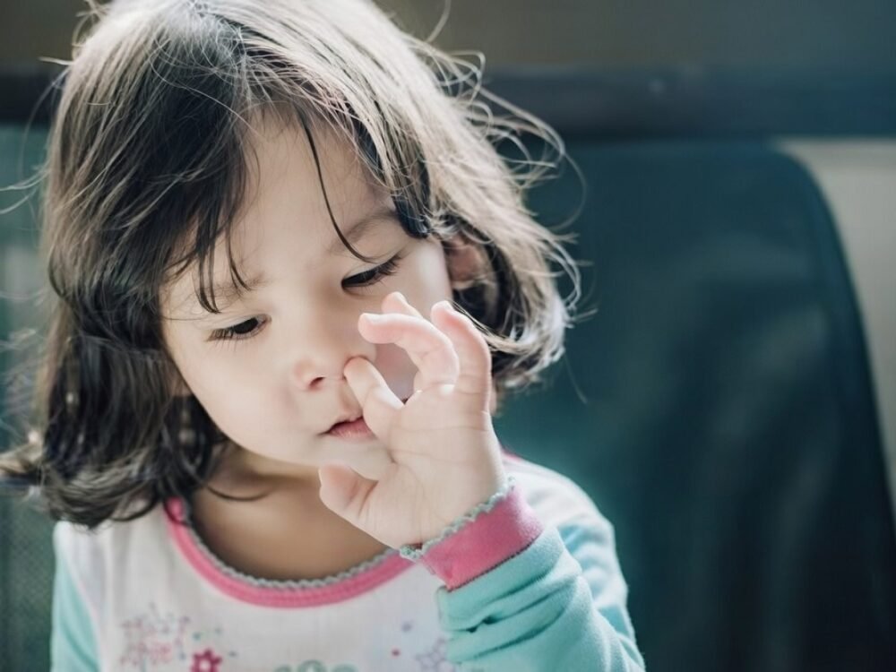 Kenapa Anak Kecil Doyan Makan Upil? Ini Penjelasannya