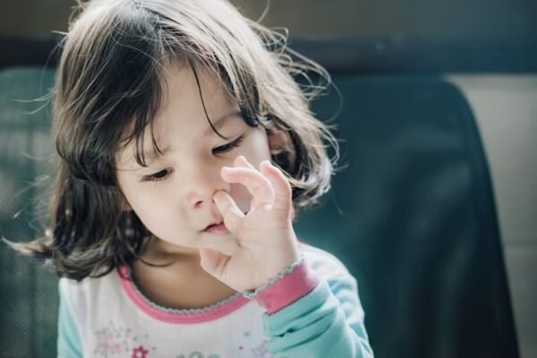 Kenapa Anak Kecil Doyan Makan Upil? Ini Penjelasannya