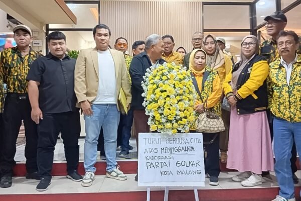Kecewa SK Kepengurusan Baru, Kader Golkar Kota Malang Kirim Karangan Bunga Duka Cita ke Kantor DPD
