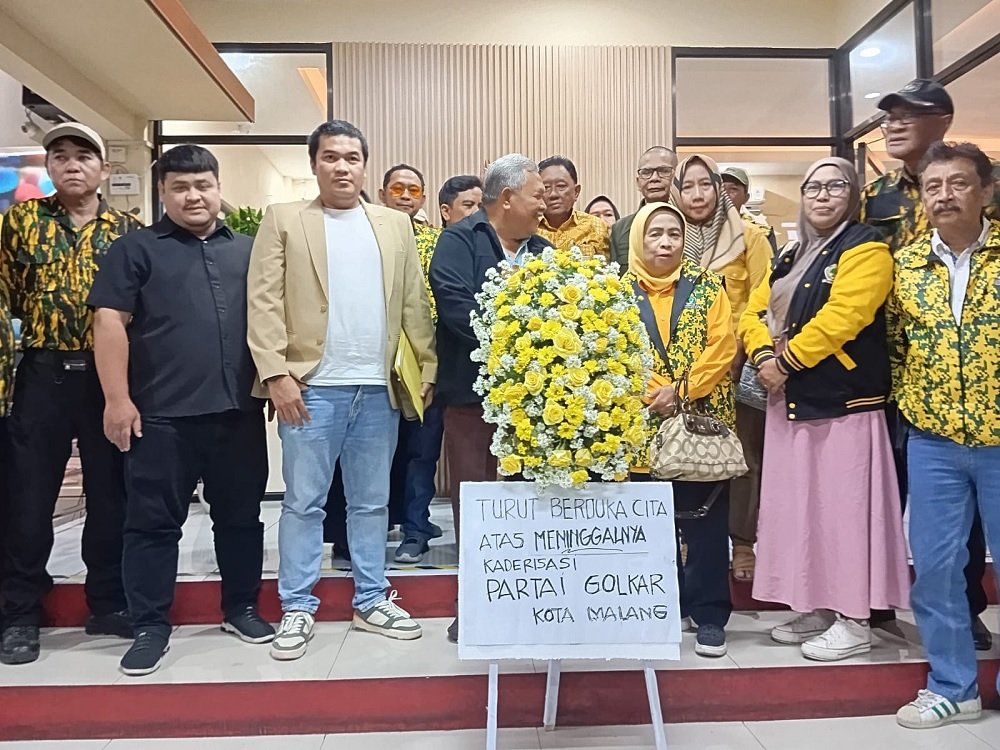 Kecewa SK Kepengurusan Baru, Kader Golkar Kota Malang Kirim Karangan Bunga Duka Cita ke Kantor DPD