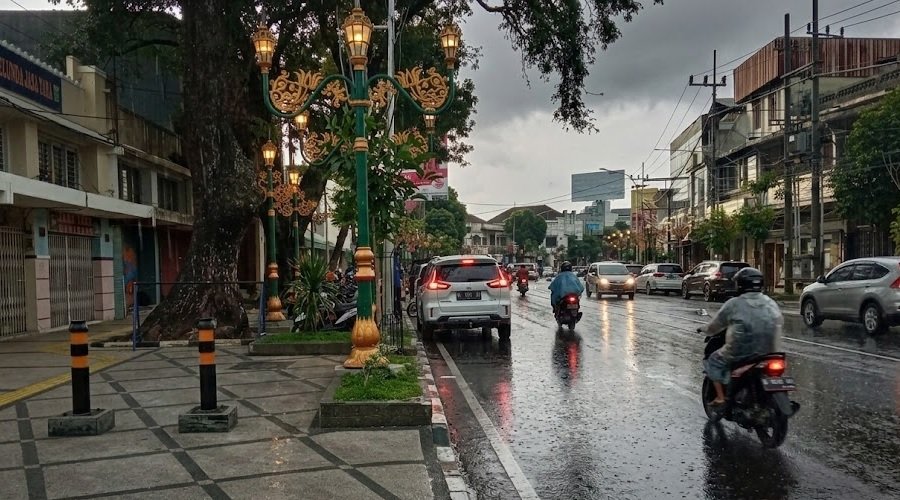 337-Gerimis di Kayutangan Heritage Update Prakiraan Cuaca Malang Raya Hari Ini, Sabtu (28/2/2026): Dominan Hujan Ringan, Intensitas Naik Jelang Malam