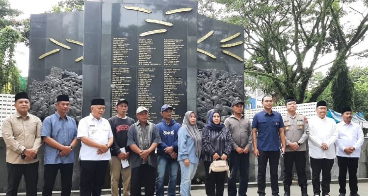 338-Foto bersama di depan Prasasti Korban Tragedi Kanjuruhan Bupati Malang Terima Kunjungan Kapolresta Malang, Bahas Peresmian Monumen dan Museum Tragedi Kanjuruhan