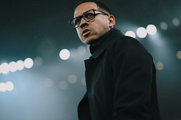 Liam Rosenior Ungkap Alasan Tak Turunkan Pemain Kunci di Laga Krusial Arsenal vs Chelsea