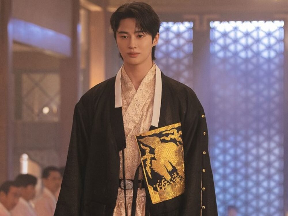 Setelah IU, MBC Hadirkan Foto-Foto Byeon Woo Seok di ‘Perfect Crown’