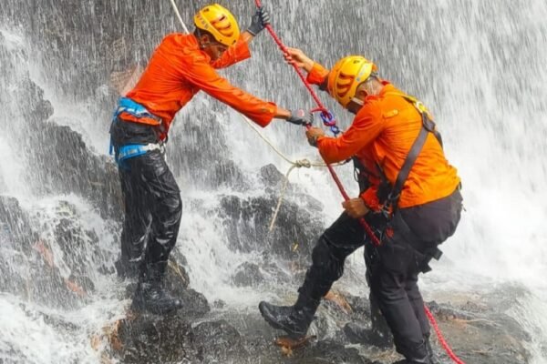 Simulasi Vertical Rescue BPBD Kabupaten Malang di Coban Srengenge Sebagai Kesiapsiagaan Mitigasi Risiko Bencana