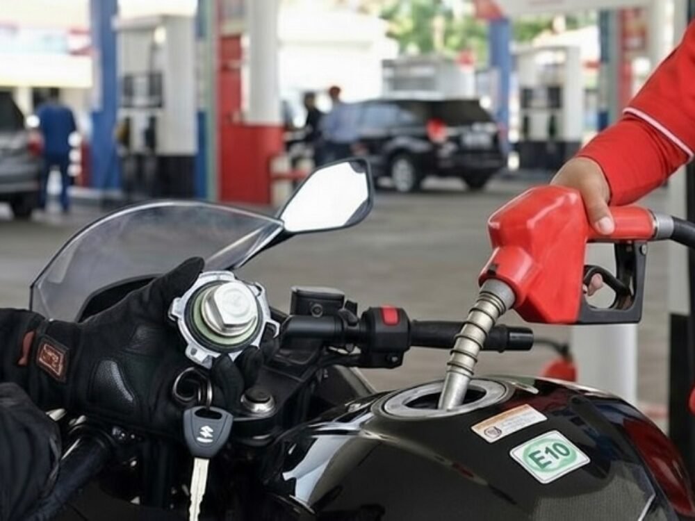 339-Mengisi bensin di SPBU Mulai 1 Maret 2026 Harga BBM Non-Subsidi Naik, Pertalite Tetap
