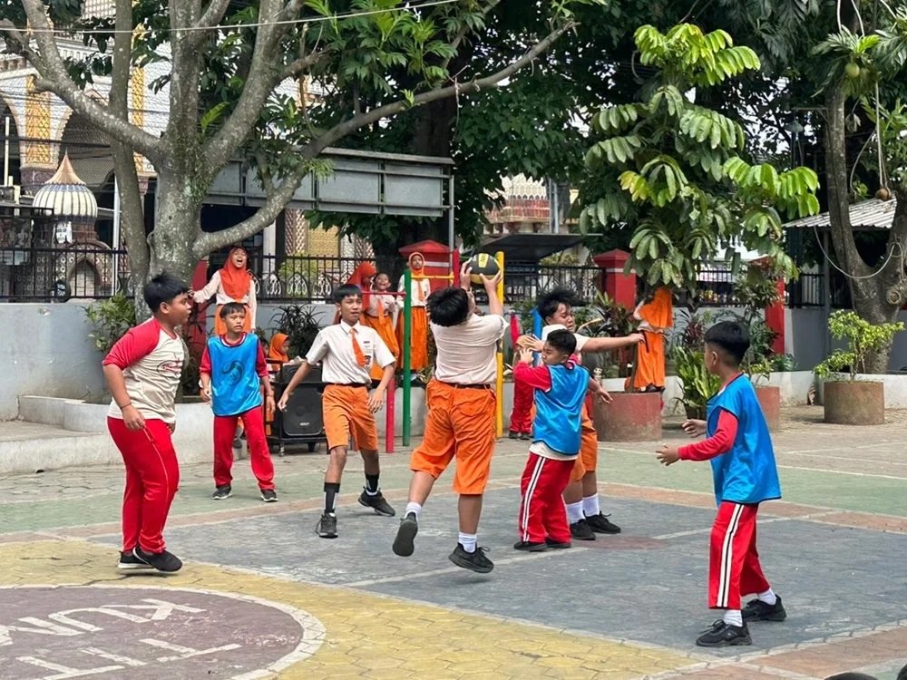 359-Anak-anak bermain di sekolah Sambut Lebaran, Pemerintah Tetapkan Libur Sekolah Mulai 16 Maret 2026
