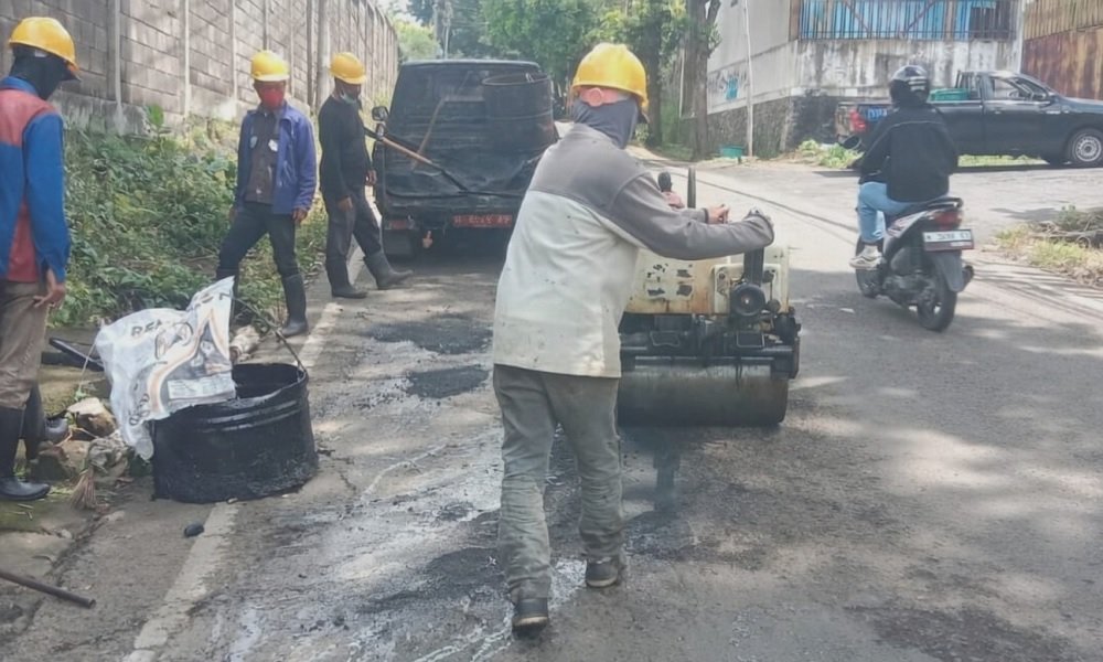 361-Perbaikan jalan di Jl. Abdul Gani Atas, Kota Batu Pemkot Batu Percepat Revitalisasi Jalan untuk Sambut Arus Mudik dan Wisatawan Lebaran