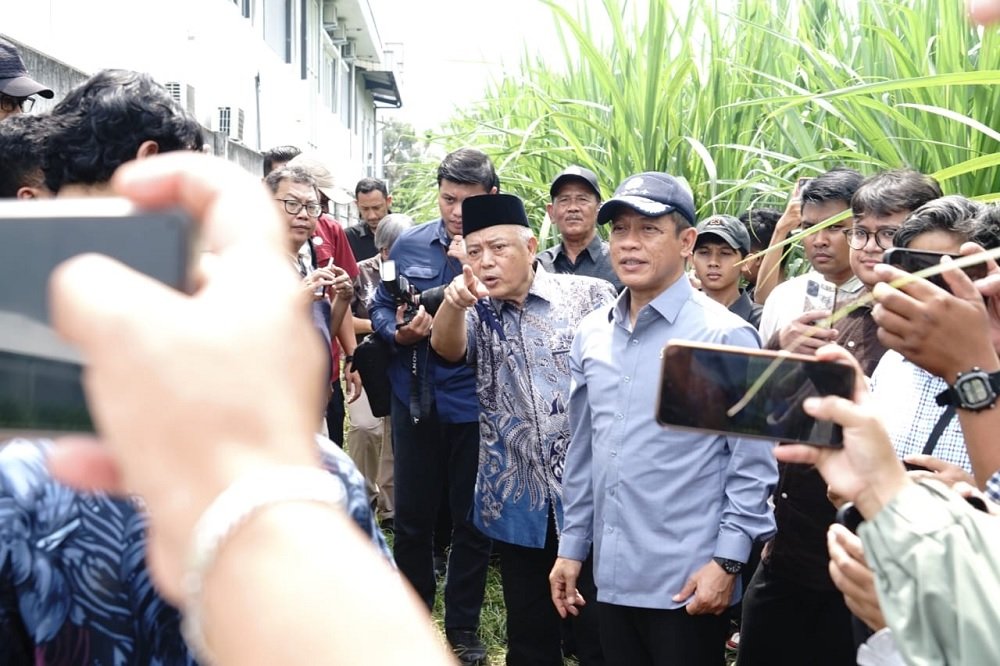 370-Bupati Malang dan Menteri Lingkungan Hidup di Pakis Bupati Malang Dampingi Menteri LH Tinjau Lokasi PSEL Pakis