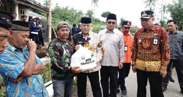 Bupati Malang Serahkan Bansos Kepada Warga Terdampak Puting Beliung di Desa Ngadireso, Poncokusumo