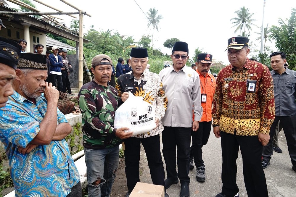 Bupati Malang Serahkan Bansos Kepada Warga Terdampak Puting Beliung di Desa Ngadireso, Poncokusumo