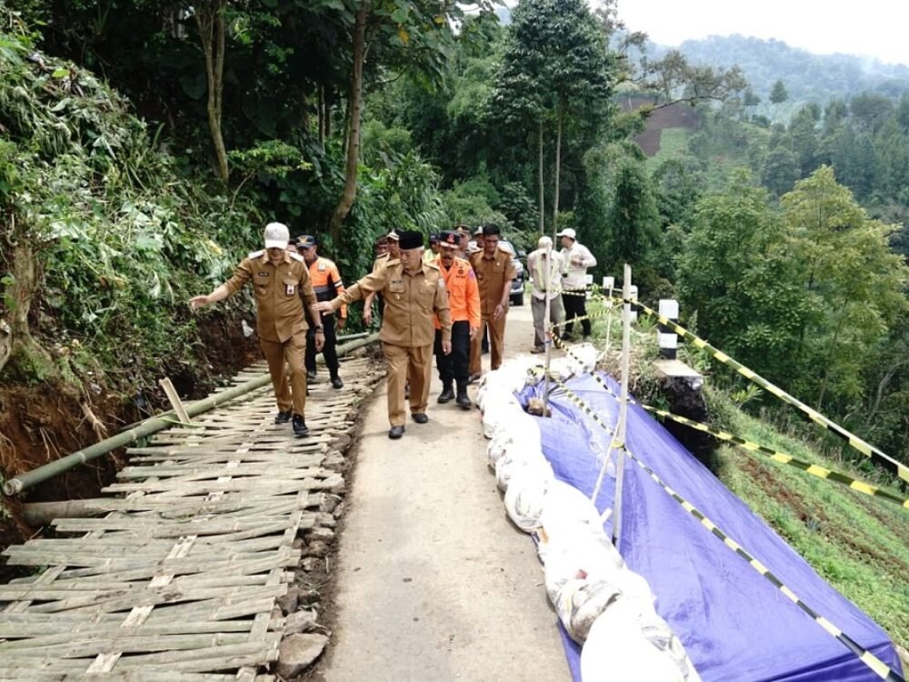 Tinjau Longsor di Akses Jalan Desa Taji, Kecamatan Jabung, Bupati Malang Minta Penanganan Segera