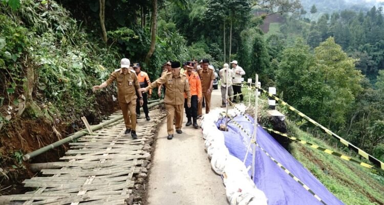 Tinjau Longsor di Akses Jalan Desa Taji, Kecamatan Jabung, Bupati Malang Minta Penanganan Segera