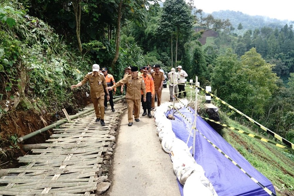 Longsor Desa Taji Jabung Tinjau Longsor di Akses Jalan Desa Taji, Kecamatan Jabung, Bupati Malang Minta Penanganan Segera