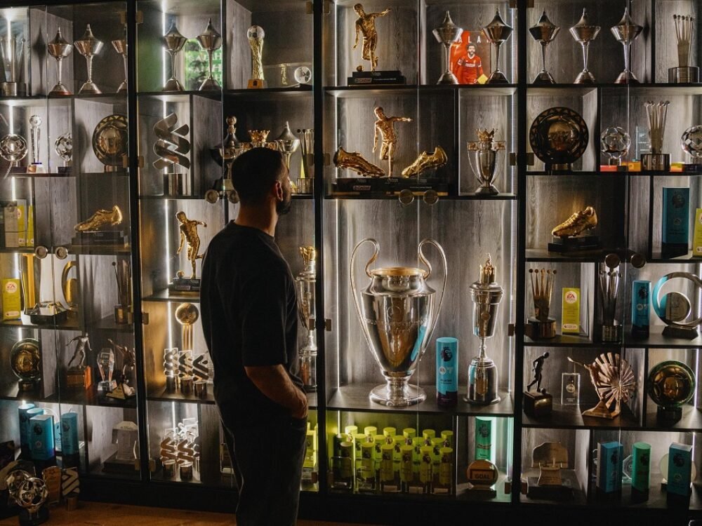 Siap Tinggalkan Liverpool, Mo Salah Pamer Lemari Berisi Trofi Penghargaan