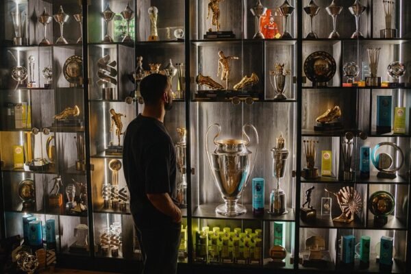 Siap Tinggalkan Liverpool, Mo Salah Pamer Lemari Berisi Trofi Penghargaan