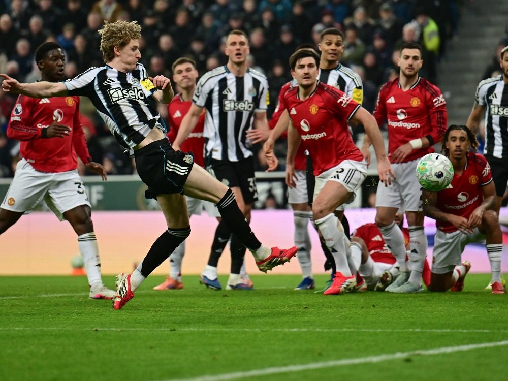 Newcastle United Tekuk MU 2-1 Dengan 10 Pemain