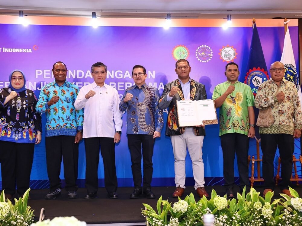 035a-Menaker bersama perwakilan Freeport Indonesia Menaker Ingatkan Pengawalan Ketat Implementasi PKB Freeport 2026–2028