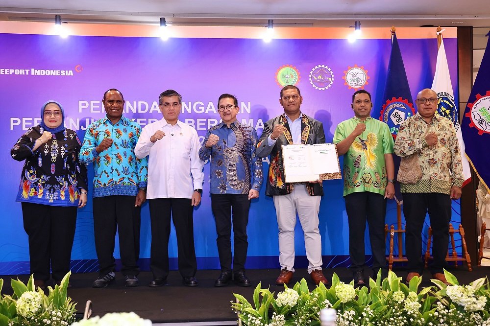 035a-Menaker bersama perwakilan Freeport Indonesia Menaker Ingatkan Pengawalan Ketat Implementasi PKB Freeport 2026–2028