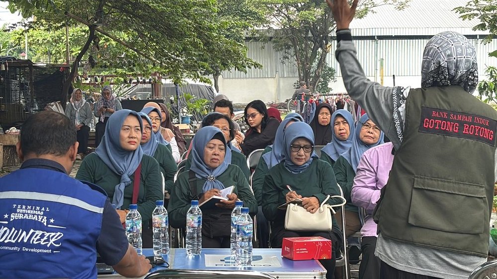 Tingkatkan Literasi Pengelolaan Sampah, TPS Ajak Warga Sidotopo Wetan Belajar dari Bank Sampah Gotong Royong Perak Barat