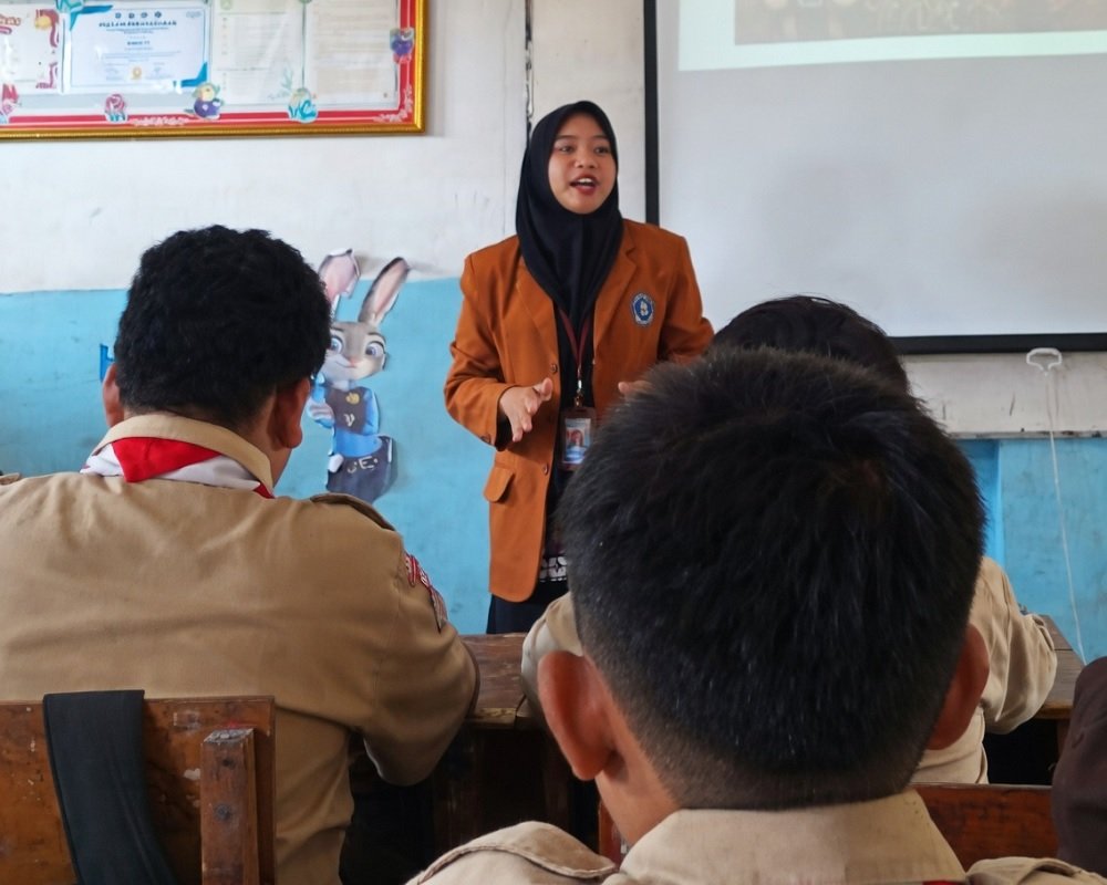 Langkah Pasti Calon Guru Muda, Asri Makrifatul Hidayah Tunjukkan Dedikasi Tanpa Batas di Tengah PPL dan Aktivitas Mengajar