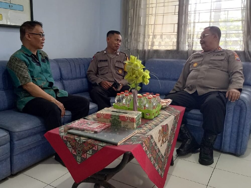 224-Kapolsek Klojen kunjungi SMP Taman Harapan Jaga Suasana Kondusif di Lingkungan Pendidikan, Kapolsek Klojen Kunjungi SMP Taman Harapan Malang