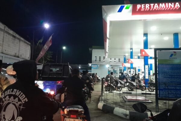 Isu BBM Naik Awal April, Warga Jabung Malang Serbu SPBU