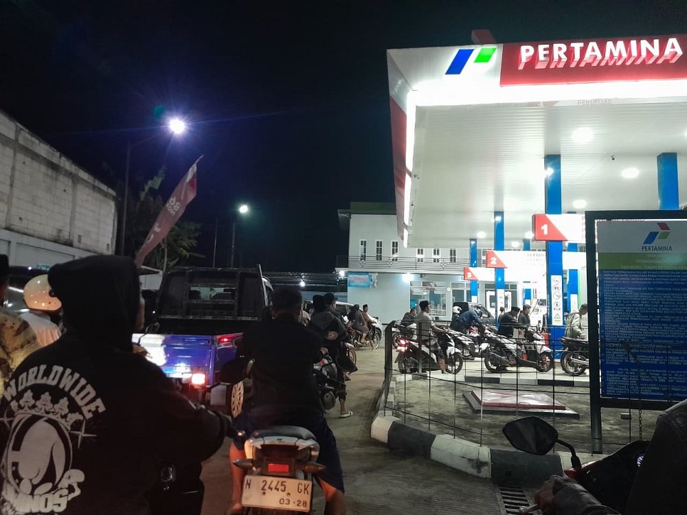 373-Antrian di SPBU Jabung Isu BBM Naik Awal April, Warga Jabung Malang Serbu SPBU