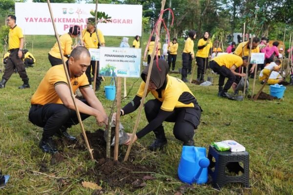 Polresta Malang Kota Tanam 250 Pohon di TPA Supit Urang