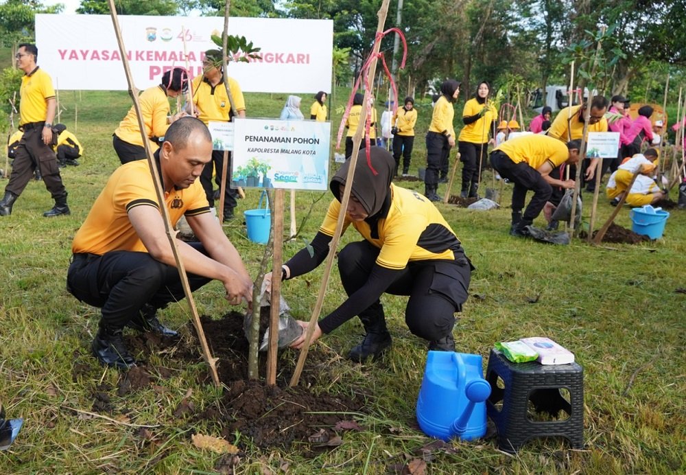 Polresta Malang Kota Tanam 250 Pohon di TPA Supit Urang