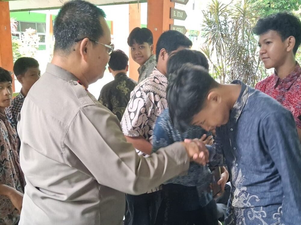 Kunjungi SMPN 19 Malang, Kapolsek Klojen Beri Paparan Terkait Kenakalan Remaja dan Bullying