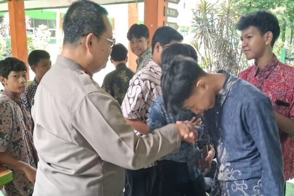 Kunjungi SMPN 19 Malang, Kapolsek Klojen Beri Paparan Terkait Kenakalan Remaja dan Bullying