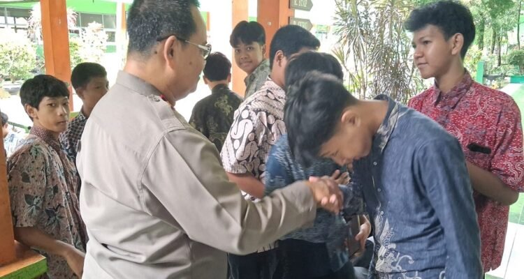 Kunjungi SMPN 19 Malang, Kapolsek Klojen Beri Paparan Terkait Kenakalan Remaja dan Bullying