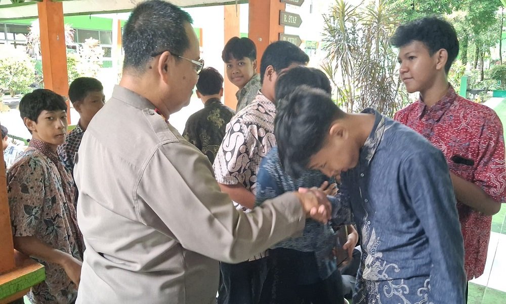 Kunjungi SMPN 19 Malang, Kapolsek Klojen Beri Paparan Terkait Kenakalan Remaja dan Bullying