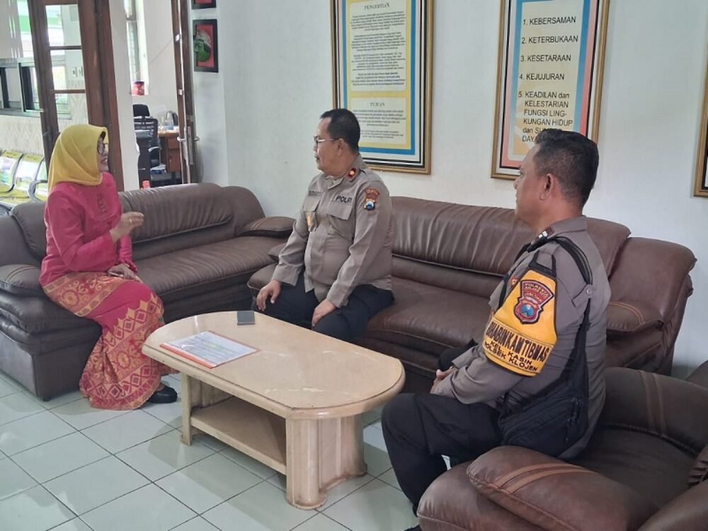 Kepsek SMPN 19 Malang Sambut Baik Giat Sambang dan Silaturahmi Kapolsek Klojen