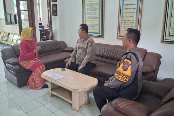 Kepsek SMPN 19 Malang Sambut Baik Giat Sambang dan Silaturahmi Kapolsek Klojen