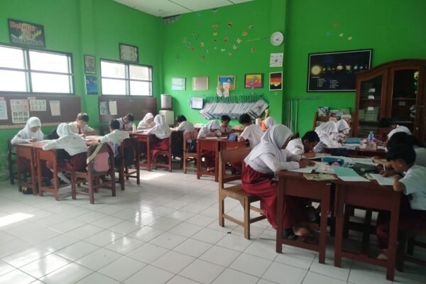 Siapkan TKA Secara Matang, Guru Kelas 6 SDN Purwantoro 4 Malang Ini Punya Cara Jitu