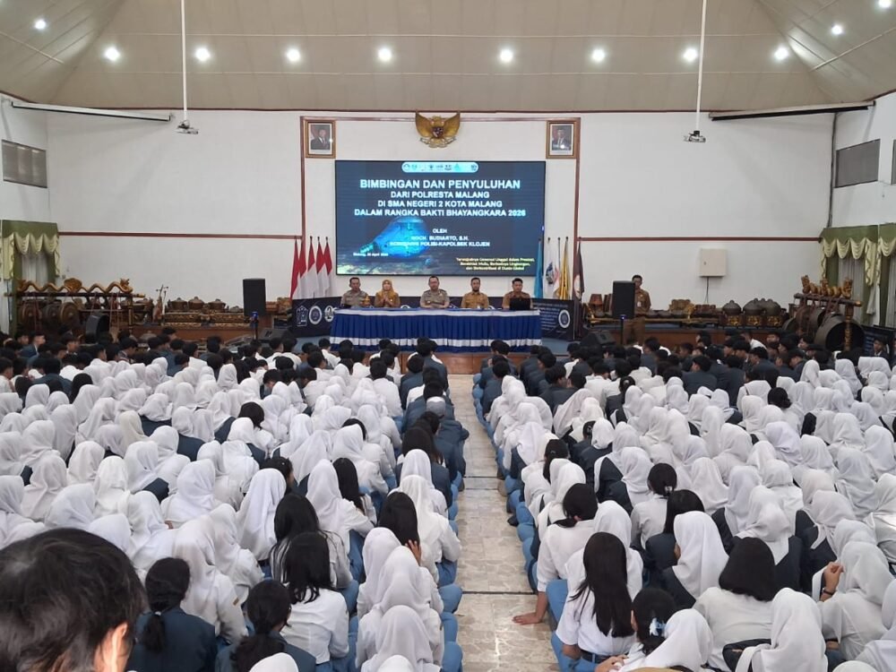 Bakti Bhayangkara 2026, Kapolsek Klojen Silaturahmi dan Berikan Binluh di SMAN 2 Malang