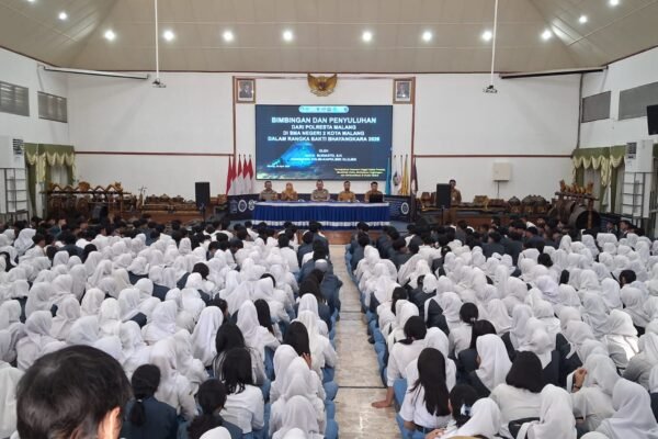 Bakti Bhayangkara 2026, Kapolsek Klojen Silaturahmi dan Berikan Binluh di SMAN 2 Malang