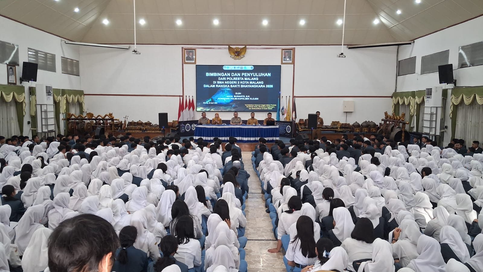 Bakti Bhayangkara 2026, Kapolsek Klojen Silaturahmi dan Berikan Binluh di SMAN 2 Malang