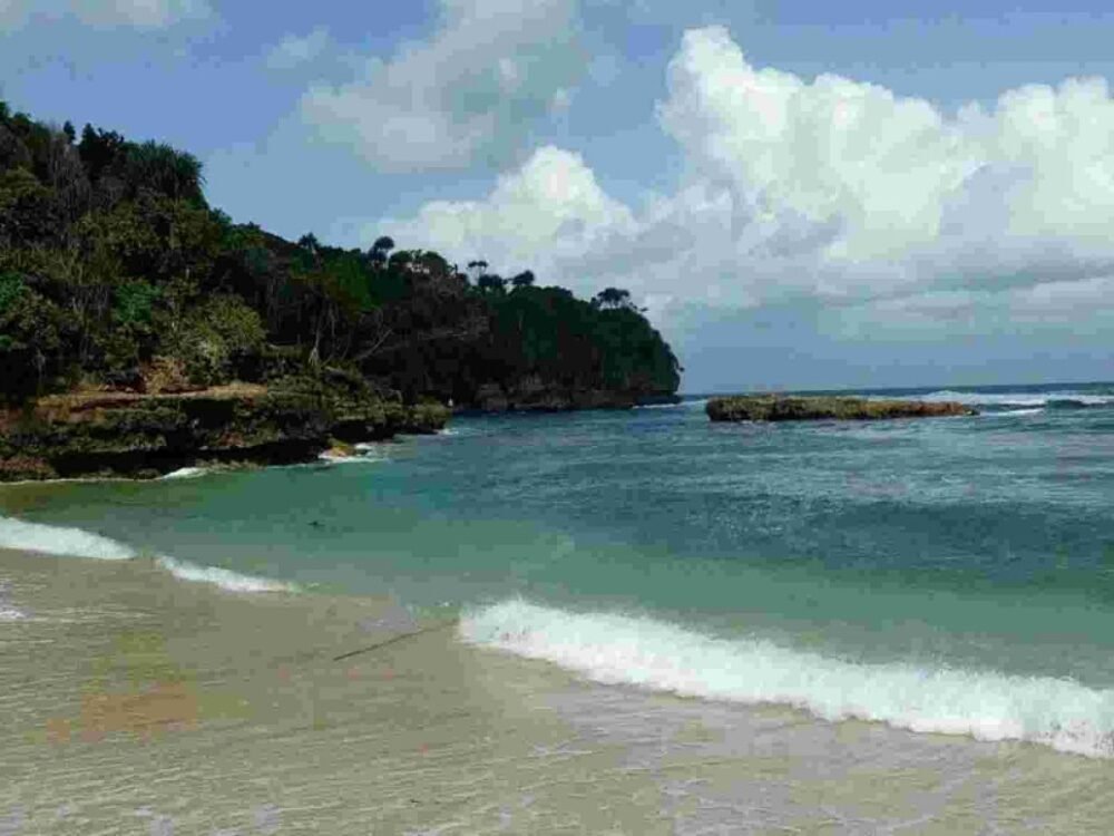 Eksplor Spot Foto Ciamik Tanpa Gangguan, Pantai Regent Tepat Jadi Pilihan